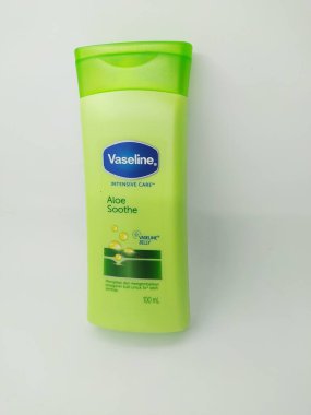 Karawang, Endonezya - 23 Kasım 2022: Aloevera içeriği ile yeşil renkli vazelin vücut losyonu beyaz arka planda izole edilmiş, cildini nemlendirip parlatır.