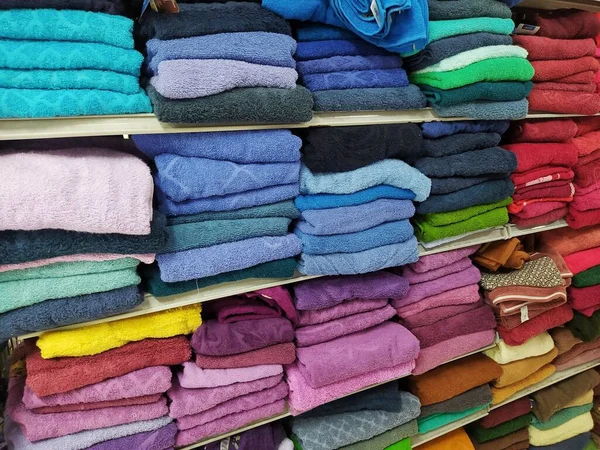Wyświetlanie Wielobarwnych Ręczników Sklepie — Zdjęcie stockowe