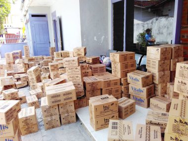 Blora, Endonezya - 4 Ağustos 2017: Dağıtımcının deposuna girmeden önce tedarikçilerden, karton kutulardan, elle yapılan kontroller