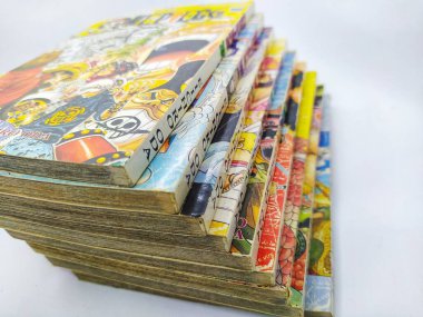 Karawang, Endonezya - 25 Aralık 2022: Bir Parça Çizgi Roman Koleksiyonu. Japon mangası One Piece. Anime severler. Beyaz bir arkaplanda izole edilmiş.