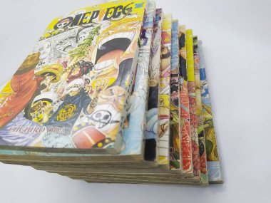 Karawang, Endonezya - 25 Aralık 2022: Bir Parça Çizgi Roman Koleksiyonu. Japon mangası One Piece. Anime severler. Beyaz bir arkaplanda izole edilmiş.