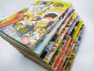 Karawang, Endonezya - 25 Aralık 2022: Bir Parça Çizgi Roman Koleksiyonu. Japon mangası One Piece. Anime severler. Beyaz bir arkaplanda izole edilmiş.