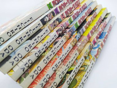 Karawang, Endonezya - 25 Aralık 2022: Bir Parça Çizgi Roman Koleksiyonu. Japon mangası One Piece. Anime severler. Beyaz bir arkaplanda izole edilmiş.