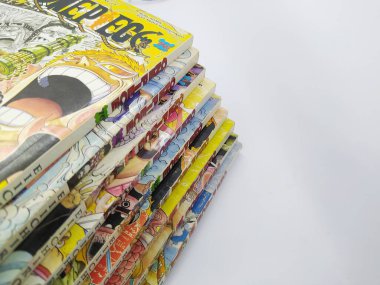 Karawang, Endonezya - 25 Aralık 2022: Bir Parça Çizgi Roman Koleksiyonu. Japon mangası One Piece. Anime severler. Beyaz bir arkaplanda izole edilmiş.