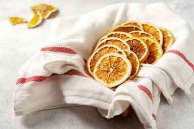 Sağlıklı vejetaryen yemekleri için açık mutfak masasındaki tahta kutuda portakal cipsleri.