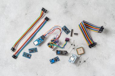 Arduino için açık arkaplanlı tahtalar, GPS modülü ve kablolar. Masa üstü görünümünde çeşitli model ve aygıtların kendiliğinden montajı için parçalar