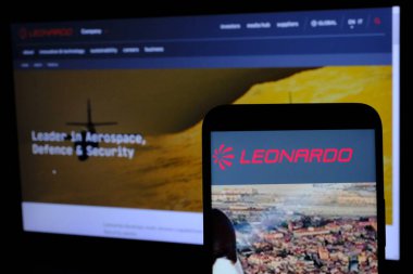 Leonardo Spa Şirketi logosu akıllı telefondan görüldü ve arka planda şirketin web sitesi Ftse MIB endeksinde Milan Borsası 'nda listelendi..