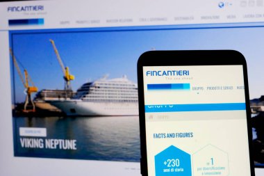 Önplanda, Euronext Milan 'da listelenmiş bir İtalyan şirketi olan Fincantieri Spa' nın logosu ve FTSE MIB endeksinin bir bölümü yer alıyor..