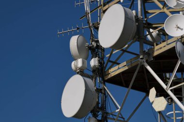 Noktadan noktaya radyo bağlantı antenleri ve anten direğine monte edilmiş diğer küçük telekomünikasyon antenleri..
