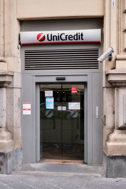 Napoli 'de Piazza Borsa yakınlarındaki Unicredit şubesine giriş.