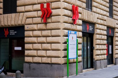 Banca Popolare di Bari spa 'nın çift logosu Napoli' deki şubelerden birinin dışına yerleştirilmiş..