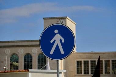 Sadece yayalar için ayrılmış geçidi gösteren dikey trafik işareti.