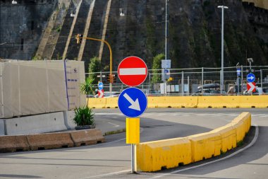 Dikey yol işareti, yola erişimin yasaklandığını ve doğru yol göstergesinin eklenmesiyle, bir yansıtıcı eklenmesiyle,.