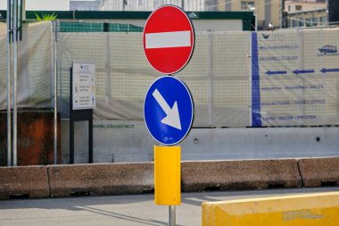 Yol girişinin yasaklandığını gösteren dikey yol işareti ve gidilecek doğru yol işaretinin eklenmesiyle.