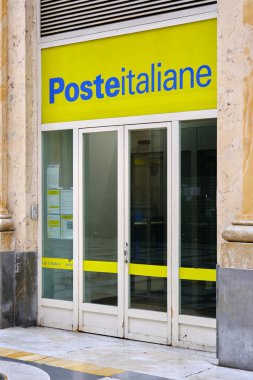 Napoli 'deki Umberto I Galerisi' nin içindeki Poste Italiane Spa 'nın ana girişi..
