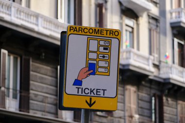 Bir park sayacının varlığını gösteren dikey tabela. Motorlu aracınızı park etmek için bilet alabileceğiniz yer..