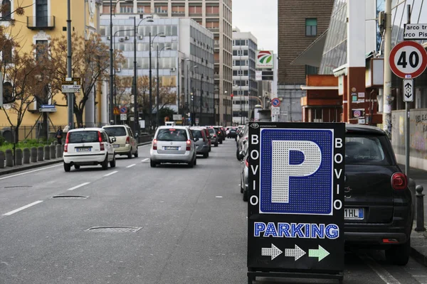 Sinyalden kısa mesafede motorlu araçlar için park yeri belirten mobil bir işaret. İşaretçi, Napoli 'nin merkezindeki bir otoparktan bahsediyor..