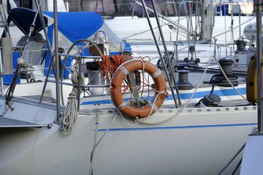 Lifebuoy sancak tarafına ve küçük bir zevk gemisinin kıç tarafına yerleştirildi. Motorlu tekne Napoli Körfezi 'nde bulunan Napoli Spor Limanı' ndaydı..