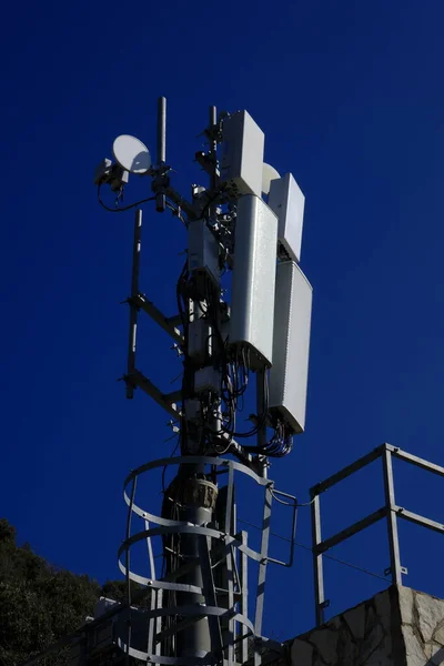 Torre Con Antenas Telecomunicaciones Antenas Omnidireccionales Antenas Para Conexión Para —  Fotos de Stock