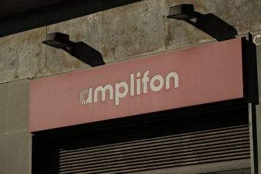 İşitme cihazları konusunda uzman bir şirket olan bir yükseltici dükkanının işareti. Amplifon kaplıcaları Ftse MIB endeksinde Milan Borsasında listelenmiştir..