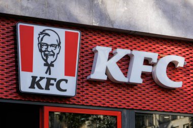 Napoli Piazza Carit 'te Kentucky Fried Chicken (KFC) mağazası. KFC iyi bilinen bir Amerikan fast food zinciri..