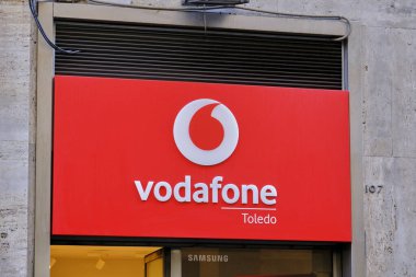 Napoli Via Toledo 'daki Vodafone satış noktasında, merkezi İtalya' da bulunan İngiliz telefon operatörü. Vodafone (İngilizce: Vodafone), ABD 'de Nasdaq ve Londra Sotck Exchange' de yer alan bir ticaret şirketidir..