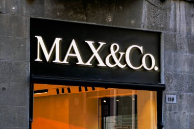 Napoli 'de Max & yardımcı mağaza. Giysi markası Max Mara Moda Grubu 'nun bir parçası..