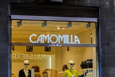 Toledo Napoli üzerinden Camomilla mağazası. Camomilla Italia, Napoli merkezli Compagnia Manifatture Tessile (CMT) şirketine ait bir İtalyan giyim markasıdır..