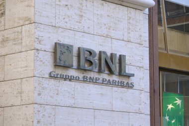 Banca Nazionale del Lavoro (BNL), BNP Paribas Grubu 'nun bir parçasıdır. Logo, Napoli 'deki Toledo üzerinden genel merkezin dışına yerleştirilmiş..