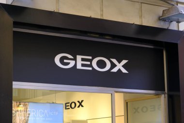 Bir mağazanın dışındaki GEOX tabelası. İtalya 'da üretilen yüksek kaliteli ayakkabılar, Geox kaplıca şirketinin bir parçası. Geox, Milan Borsası' nda GGO ile birlikte listelenmiş..