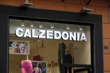 Mağazanın dışındaki Calzedonia logosu. Bu marka Calzedonia Grubu 'nun bir parçasıdır ve giyim sektöründe uzmanlaşmıştır..
