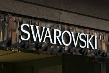 Napoli 'nin merkezindeki Swarovski mağazası. Swarovski, Swarovski International Holding 'e ait ve kurucusu Daniel Swarovski' nin adını taşıyan kristal ürünler satan bir mağaza zinciri..