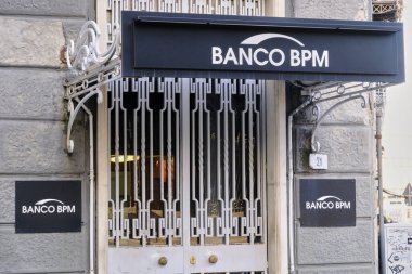 Giuseppe Verdi üzerinden Napoli 'deki Banco Bpm genel merkezine giriş, Real Teatro San Carlo' dan birkaç adım uzakta. Banco Bpm, İtalyan Borsası 'nda yer alan bir İtalyan bankasıdır..