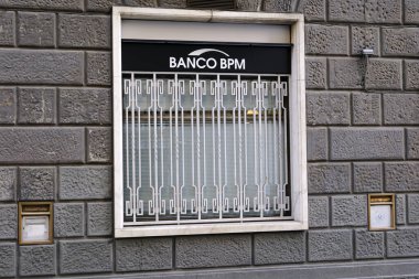 Giuseppe Verdi üzerinden Napoli Merkez Binası 'na, Real Theatro San Carlo' dan birkaç adım ötede. Banco Bpm, Milan Borsası 'nda yer alan bir İtalyan bankasıdır..