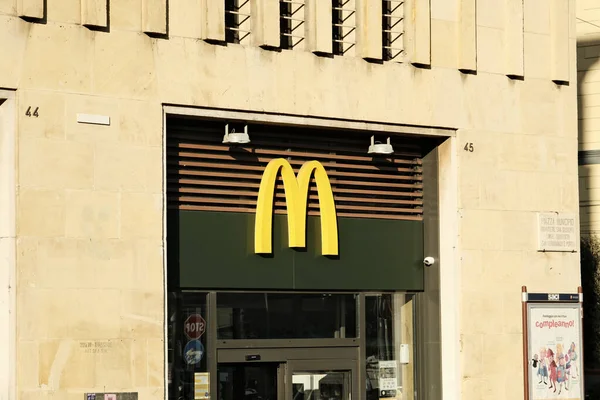 Logotipo Mcdonald Una Cadena Restaurantes Histórica Sede Piazza Municipio Nápoles —  Fotos de Stock