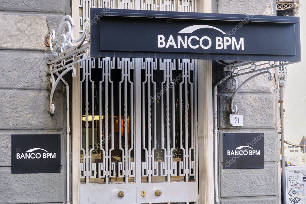 Ingresso Alla Sede Del Banco Bpm Napoli Giuseppe Verdi Pochi — Foto  Editoriale Stock © OpportunitaDigitali #646236326