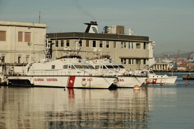 İtalyan sahil güvenliğinin devriye botları Napoli Limanı 'nda konuşlanmış. İki CP 25 sınıfı, CP 267 ve CP 280. Arka planda Nelson CP 2111 tipi bir gemi var..