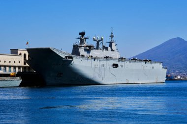 STOVL uçak gemisi ve L-61 Juan Carlos I Armada Espaola 'nın saldırı gemisi Napoli Limanı Denizcilik İstasyonu' na yanaştı..