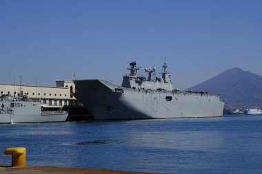 STOVL uçak gemisi ve saldırı gemisi L-61 İspanyol Kraliyet Donanması 'ndan I. Juan Carlos Napoli Limanı' na yanaştı..