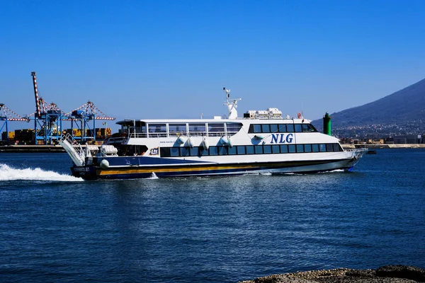 Hızlı tekne Sorrento Jet şirketi Navigazione Libera del Golfo (NLG) Sorrento 'ya gitmek üzere Napoli Limanı' ndan ayrılıyor..