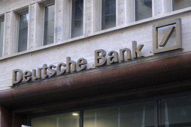 Napoli 'deki (İtalya) genel merkezin dışında Deutsche Bank markalaşıyor).