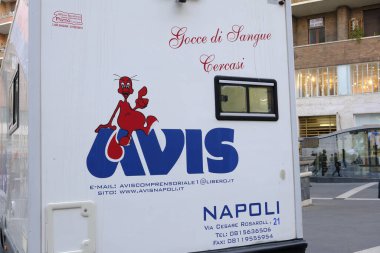 İtalya 'da kan bağışçılarını bir araya getiren İtalyan Kan Gönüllüleri Birliği (AVIS) logosu.