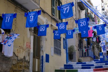 Napoli futbolcularının bazı gömlekleri Napoli 'nin Montecalvario bölgesinin sokaklarında asılı duruyor. Bunların arasında Lozano, Osihmen, Zielinski, Kvaratskhelia.