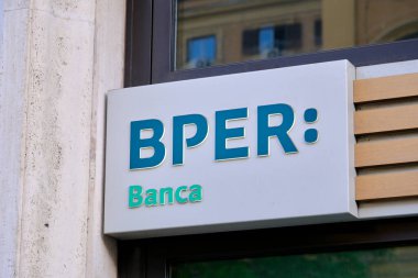 Listelenmiş bankacılık grubu Bper Banca Spa 'nın logosu, Roma' daki şubesinin dışında..