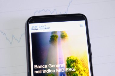 Akıllı telefon, MIB ESG endeksinde listelenmiş bir şirket olan Banca Generali spa web sitesinin bir sayfasını gösterir. Arkaplan fiyat grafiğinde.