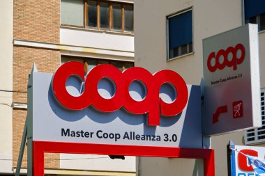 Coop işareti, ulusal İtalyan süpermarket zinciri. Master Coop Alliance 3.0 'ın satış noktası.