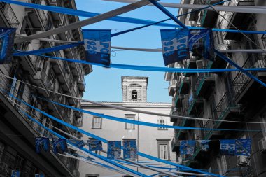 Diğerleri için kısmi renkli fotoğraf (mavi) ve tek renkli resim. Napoli 'nin üçüncü şampiyonluğu kutlamaları sırasında Napoli' nin Pendino bölgesinin ara sokaklarındayız..