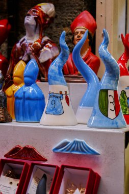 Napoli 'deki San Gregorio Armeno' da düzenlenen SSC Napoli üçüncü şampiyonasına adanmış batıl inançlı 'cornicelli'.