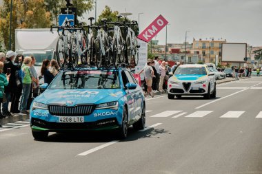 Eolo Kometa takımının otomobili, 6 numaralı etap (Napoli - Napoli) sırasında 106. Sahnenin sıfır kilometresindeyiz..