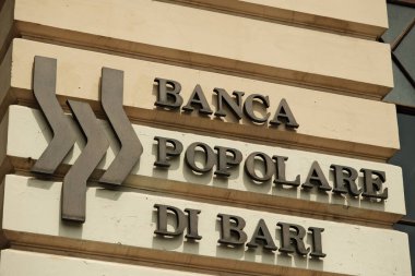 Banca Popolare di Bari 'nin logosu, Napoli Ticaret Odası' nın dışında sergileniyor..